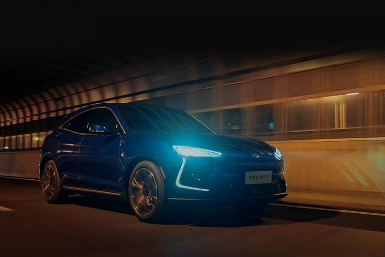 Với hệ thống này, người dùng có thể kết nối điện thoại thông minh của mình với xe, đồng bộ cũng như điều khiển các thiết bị thông minh qua màn hình cảm ứng. Bên dưới màn hình thông tin giải trí không có cụm điều khiển trung tâm mà là ngăn chứa đồ đi kèm nắp che. Trong khi đó, núm xoay chuyển số của xe được đặt ngay phía trước bệ tì tay trung tâm.