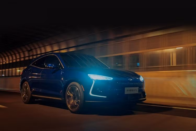 Với hệ thống này, người dùng có thể kết nối điện thoại thông minh của mình với xe, đồng bộ cũng như điều khiển các thiết bị thông minh qua màn hình cảm ứng. Bên dưới màn hình thông tin giải trí không có cụm điều khiển trung tâm mà là ngăn chứa đồ đi kèm nắp che. Trong khi đó, núm xoay chuyển số của xe được đặt ngay phía trước bệ tì tay trung tâm.