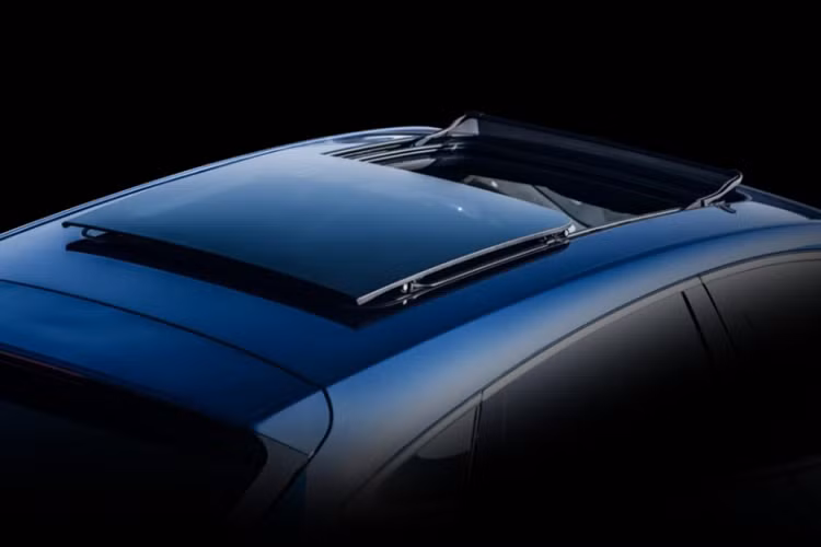 Bên ngoài, SF5 có thiết kế gần như không thay đổi so với mẫu xe concept cùng tên mà thương hiệu Seres đã giới thiệu vào năm 2019. Xe được trang bị đèn pha thanh mảnh, vuốt về phía sau. Trong khi đó, dải đèn LED định vị ban ngày hình chữ L ôm lấy cụm đèn pha. Ngay bên dưới là đèn sương mù trước có thiết kế hình boomerang và ôm lấy 2 khe gió trên cản trước. Ở vị trí trung tâm của đầu xe là lưới tản nhiệt với mắt lưới hình quả trám.