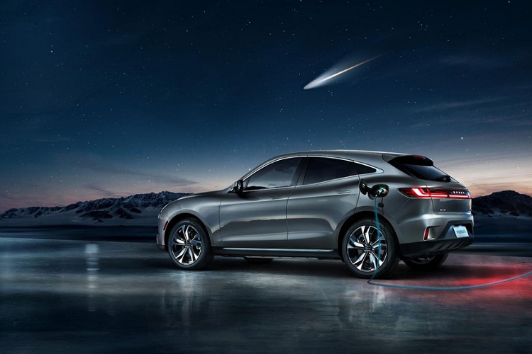 Được gọi bằng cái tên đầy đủ là Seres Huawei Smart Selection SF5 2021, mẫu ô tô này mang kiểu dáng crossover. Đây là mẫu xe do Huawei tạo ra, cùng với đối tác Seres đặt trụ sở tại bang California, Mỹ. Về kích thước, Huawei SF5 sở hữu chiều dài 4.700 mm, chiều rộng 1.930 mm, chiều cao 1.625 mm và chiều dài cơ sở 2.875 mm. Với kích thước này, Huawei SF5 được liệt vào phân khúc crossover hạng trung, tương tự Hyundai SantaFe và Kia Sorento.