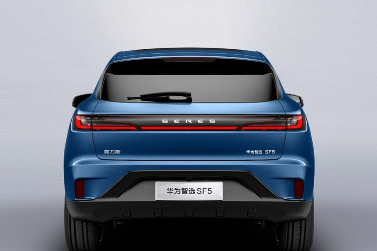 Ở phiên bản 2 mô-tơ điện, dẫn động 4 bánh toàn thời gian, mẫu crossover này sở hữu công suất tối đa 543 mã lực và mô-men xoắn cực đại 820 Nm. Nhờ đó, xe có thể tăng tốc từ 0-100 km/h trong thời gian gần 4,7 giây, chạy 180 km bằng mô-tơ điện và thêm 1.000 km nếu có sự tham gia của động cơ xăng. Khi cần, pin của Huawei SF5 có thể dùng để sạc các thiết bị điện như TV.