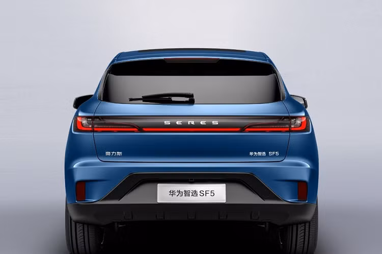 Ở phiên bản 2 mô-tơ điện, dẫn động 4 bánh toàn thời gian, mẫu crossover này sở hữu công suất tối đa 543 mã lực và mô-men xoắn cực đại 820 Nm. Nhờ đó, xe có thể tăng tốc từ 0-100 km/h trong thời gian gần 4,7 giây, chạy 180 km bằng mô-tơ điện và thêm 1.000 km nếu có sự tham gia của động cơ xăng. Khi cần, pin của Huawei SF5 có thể dùng để sạc các thiết bị điện như TV.