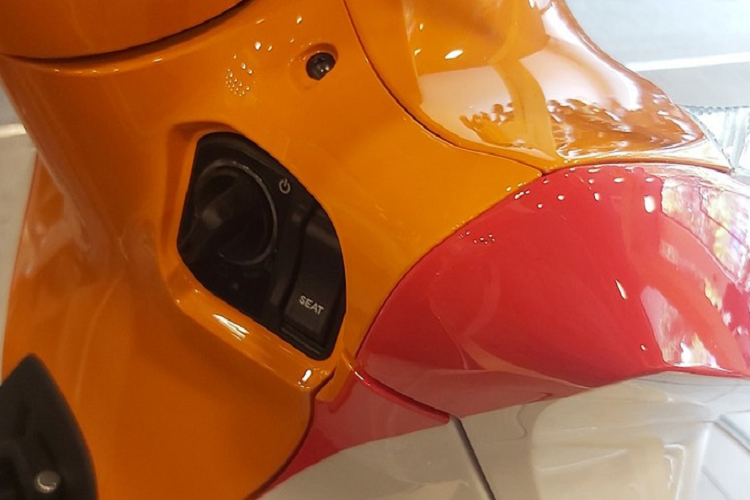 Theo tìm hiểu, giá xe Honda SH350i Repsol 2021 nhập khẩu nguyên chiếc từ Ý được các cửa hàng kinh doanh xe nhập khẩu chào bán tới gần 400 triệu đồng tuỳ cửa hàng, đắt hơn cả mẫu xe ôtô Vinfast Fadil bản tiêu chuẩn.