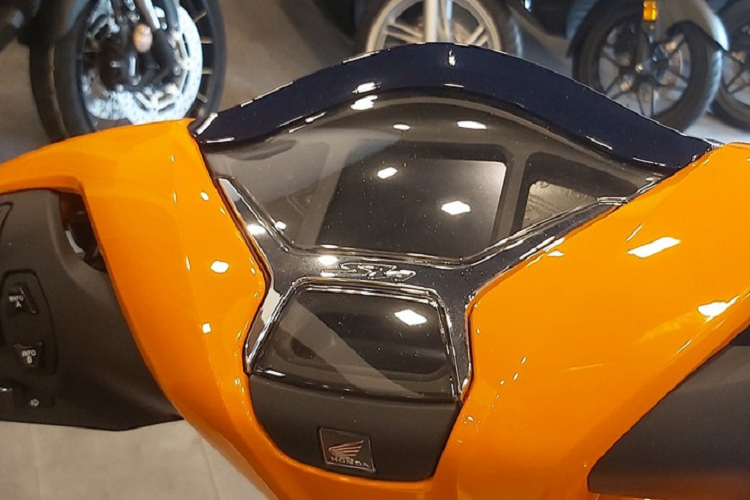 Cung cấp sức mạnh cho SH350i Repsol là động cơ xylanh đơn, dung tích 330 cc, SOHC, làm mát bằng dung dịch, đi kèm hệ thống phun xăng điện tử PGM-FI. Trang bị này mang đến cho Honda SH350i 2021 công suất 28,8 mã lực tại tua máy 7.500 vòng/phút và mômen xoắn cực đại 31,8 Nm tại tua máy 5.250 vòng/phút.