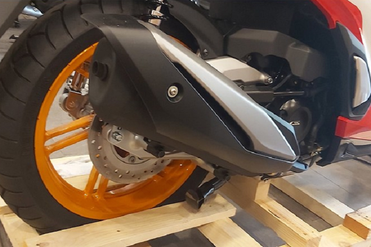 Hệ thống điện tử hỗ trợ trên xe có thể kể đến đồng hồ có khả năng kết nối với điện thoại thông minh, hệ thống kiểm soát lực kéo HSTC và hệ thống chống bó cứng phanh ABS kênh đôi.