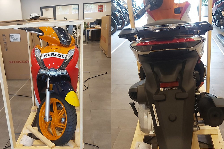 Mới đây, hình ảnh xe Honda SH 350i bản đặc biệt với tem HRC Repsol đã được đăng tải, đồng thời thu hút những người dùng chịu chi cho chiếc xe nhập Ý này. Được biết, chiếc xe ga Honda SH 350i Repsol là sản phẩm nhập khẩu trực tiếp từ Ý, thuộc phiên bản đặc biệt với tem xe mô phỏng lại màu sắc xe đua của đội đua Honda MotoGP.