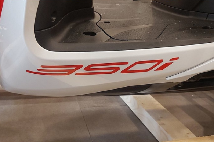 Ngoài màu sắc tem xe đặc biệt, trang bị cũng như thiết kế của Honda SH 350i Repsol vẫn không có gì khác biệt so với chiếc SH 350i đang bán ra tại Việt Nam. Xe vẫn sử dụng hệ thống chiếu sáng full LED, đồng hồ là màn hình kỹ thuật số LCD, ổ khoá thông minh Smartkey, cốp xe tích hợp cổng sạc USB.