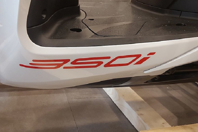 Mức giá trên hiện cao hơn gấp hai lần so với mẫu Honda SH350i do Honda Việt Nam lắp ráp và sản xuất trong nước. Cụ thể, Honda SH 350i do HVN sản xuất hiện có giá niêm yết từ 146 - 147,5 triệu đồng. Trước đó, một số đại lý Honda HEAD đã bắt đầu làm giá SH 350i khi nâng giá bán mẫu xe này lên 180 triệu đồng.