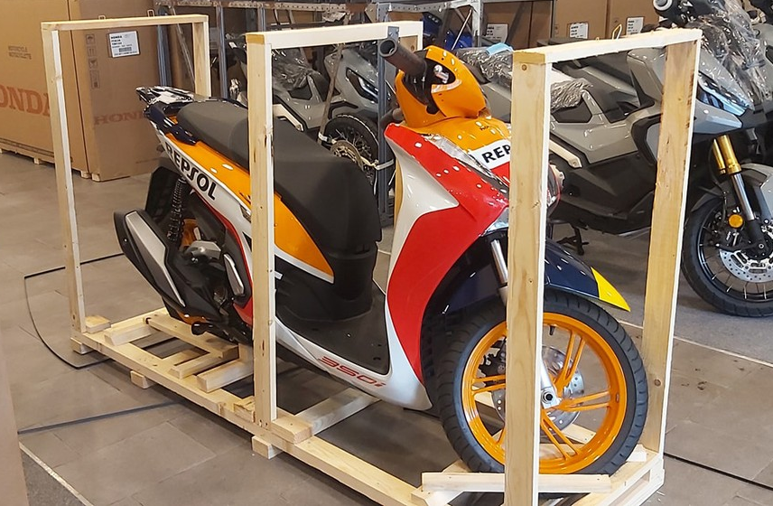 Sau khi SH350i ra mắt tại Việt Nam, rất nhiều khách hàng trong nước đã vui mừng khi biết giá xe Honda SH 350i 2021 đã rẻ hơn hẳn nhờ được lắp ráp trong nước, mang đến cơ hội mua xe giá rẻ hơn cho người dùng. Tuy nhiên, một số dân chơi vẫn săn tìm các mẫu SH 350i được nhập khẩu từ Ý nhằm khẳng định đẳng cấp và thể hiện độ độc cho chiếc xe của mình.