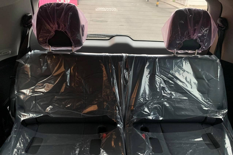 Là một phiên bản cao cấp của dòng Land Cruiser, Land Cruiser VXS sở hữu nhiều trang bị như ghế bọc da cao cấp với đường chỉ khâu sắc sảo, 10 túi khí, hệ thống an toàn Toyota Safety Sense, hệ thống âm thanh với 14 loa JBL cao cấp, cặp màn hình gối đầu cho hàng ghế phía sau và nhiều tiện nghi khác.