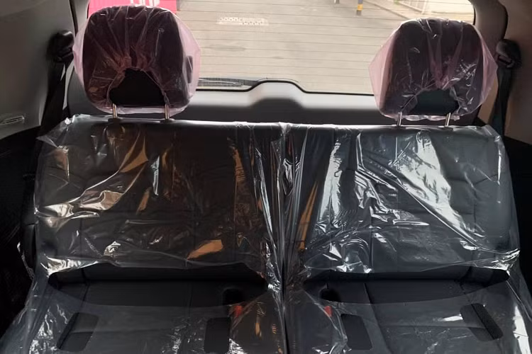 Là một phiên bản cao cấp của dòng Land Cruiser, Land Cruiser VXS sở hữu nhiều trang bị như ghế bọc da cao cấp với đường chỉ khâu sắc sảo, 10 túi khí, hệ thống an toàn Toyota Safety Sense, hệ thống âm thanh với 14 loa JBL cao cấp, cặp màn hình gối đầu cho hàng ghế phía sau và nhiều tiện nghi khác.