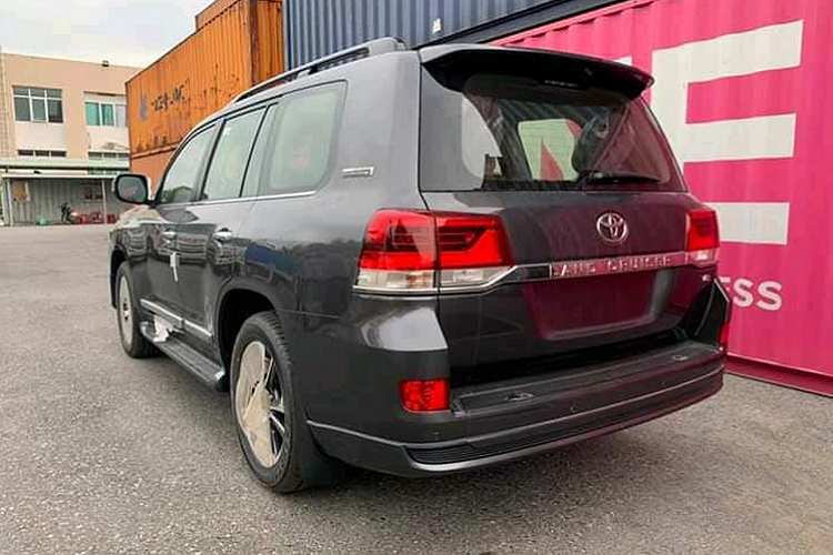 Trên thực tế, đại lý nhập khẩu xe tư nhân luôn nắm bắt được tâm lý và nhu cầu của khách chơi dòng Land Cruiser. Theo tìm hiểu, nếu có được nhiều suất mua, thì các đại lý đã đưa về Land Cruiser với số lượng lớn. Tuy nhiên suất mua Land Cruiser tại Trung Đông có giới hạn, khi thị trường Trung Đông Land Cruiser V8 vẫn rất “HOT”.