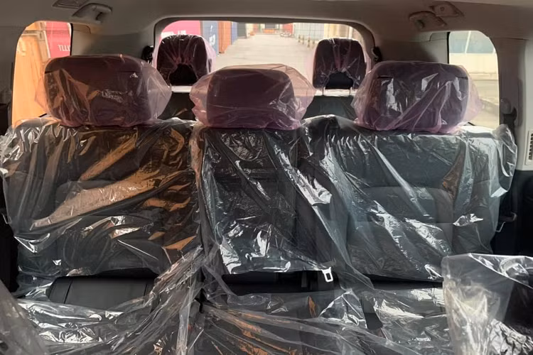 Phiên bản VXS này còn đi kèm với nhiều đồ “đồ chơi” hỗ trợ vận hành đi off-road như khoá vi sai trung tâm, chế độ lựa chọn đa địa hình (Multi-Terrain Select) và chế độ “Crawl Control” tự động vượt địa hình hỗ trợ xe vượt lún cát (nhẹ) hay hệ thống treo khí nén hỗ trợ nâng hạ gầm. Đây là những trang bị hỗ trợ vận hành hấp dẫn nhất trên dòng xe Land Cruiser hay cao cấp hơn là dòng Lexus LX570.