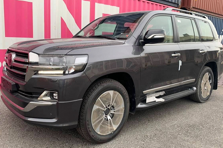 Chiếc Toyota Land Cruiser VXS 2021 mới vừa được khui công tại Việt Nam được xem là một trong những chiếc Land Cruiser máy xăng V8 cuối cùng được nhập về Việt Nam, trước khi Land Cruiser thế hệ mới ra mắt sử dụng máy xăng V6 tăng áp kép.