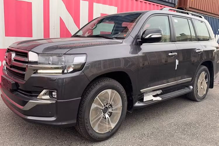 Chiếc Toyota Land Cruiser VXS 2021 mới vừa được khui công tại Việt Nam được xem là một trong những chiếc Land Cruiser máy xăng V8 cuối cùng được nhập về Việt Nam, trước khi Land Cruiser thế hệ mới ra mắt sử dụng máy xăng V6 tăng áp kép.