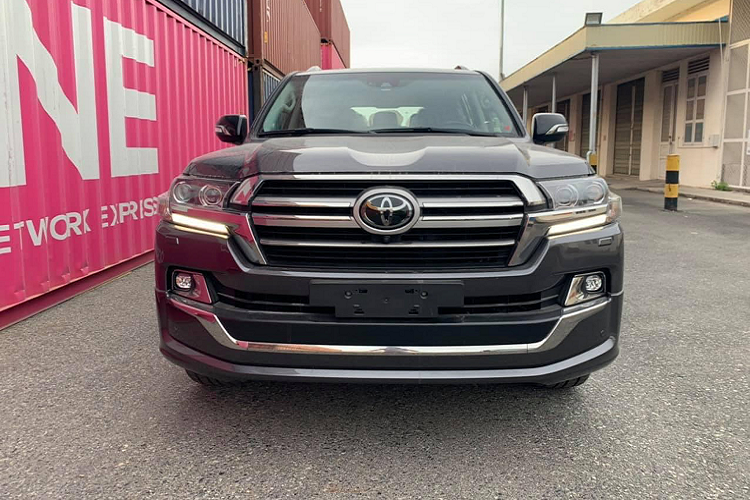 Từ trước đến nay, dòng xe Toyota Land Cruiser nổi tiếng với độ bền bỉ cao, khả năng vượt địa hình nổi trội, nội thất rộng rãi, an toàn và thoải mái. Có thể thấy, Land Cruiser nhập khẩu là dòng xe hiếm hoi trên thị trường, đủ độ “chất” để có thể thay thế những chiếc SUV cỡ lớn. Trên thực tế, vì nhiều lý do nên không phải khách hàng nào cũng muốn sở hữu xe sang và Land Cruiser là lựa chọn hàng đầu.