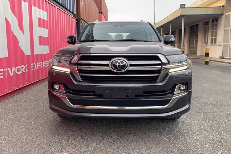 Từ trước đến nay, dòng xe Toyota Land Cruiser nổi tiếng với độ bền bỉ cao, khả năng vượt địa hình nổi trội, nội thất rộng rãi, an toàn và thoải mái. Có thể thấy, Land Cruiser nhập khẩu là dòng xe hiếm hoi trên thị trường, đủ độ “chất” để có thể thay thế những chiếc SUV cỡ lớn. Trên thực tế, vì nhiều lý do nên không phải khách hàng nào cũng muốn sở hữu xe sang và Land Cruiser là lựa chọn hàng đầu.