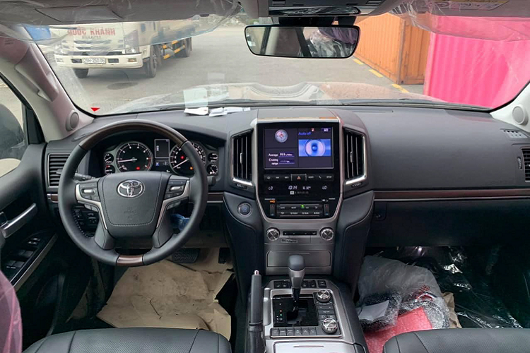 Phiên bản Land Cruiser VXS 2021 facelift này được nhập khẩu trực tiếp từ thị trường Trung Đông đang được chào bán với giá hơn 6 tỷ đồng – tức cao hơn 2 tỷ đồng so với Land Cruiser nhập chính hãng có giá 4,03 tỷ đồng và hiện đã “cháy hàng”. Vì độ “hiếm có khó tìm” ở thời điểm hiện tại, Toyota Land Cruiser VXS 2021 đắt tiền sẽ nhanh chóng về tay chủ nhân mới – những người đam mê Land Cruiser sẵn sàng “chi đậm”.