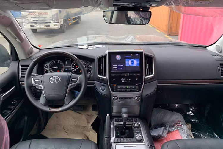 Phiên bản Land Cruiser VXS 2021 facelift này được nhập khẩu trực tiếp từ thị trường Trung Đông đang được chào bán với giá hơn 6 tỷ đồng – tức cao hơn 2 tỷ đồng so với Land Cruiser nhập chính hãng có giá 4,03 tỷ đồng và hiện đã “cháy hàng”. Vì độ “hiếm có khó tìm” ở thời điểm hiện tại, Toyota Land Cruiser VXS 2021 đắt tiền sẽ nhanh chóng về tay chủ nhân mới – những người đam mê Land Cruiser sẵn sàng “chi đậm”.