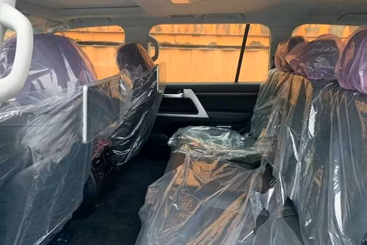 Phiên bản Land Cruiser VXS 2021 sử dụng động cơ xăng V8 dung tích 4.6L, hút khí tự nhiên tương tự Land Cruiser nhập chính hãng. Động cơ V8 này cho công suất tối đa 305 mã lực tại 5.500 vòng/phút và mô-men xoắn cực đại 439Nm đạt được tại 3.400 vòng/phút. Sức mạnh được truyền xuống 4 bánh toàn thời gian (Full-time 4WD), thông qua hộp số tự động 6 cấp (6AT).