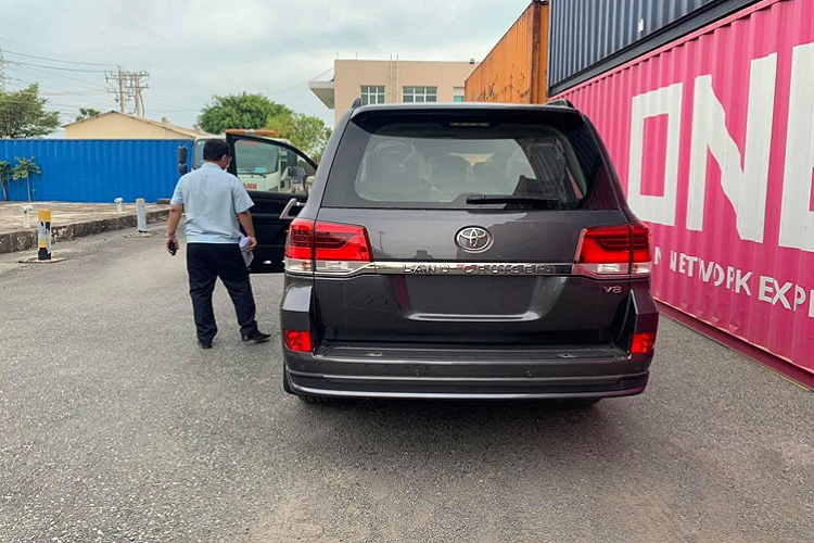 Chính vì thế, mặc dù Land Cruiser 2022 thế hệ mới đã gần ngày ra mắt, bên cạnh đại lý của Toyota Việt Nam (TMV) đã nhận đặt cọc. Tuy nhiên, khách chơi Toyota Land Cruiser vẫn yêu thích thế hệ 200 Series cũ này. Với những khách hàng chơi Land Cruiser thường có điều kiện kinh tế khá giả, họ sẵn sàng “chi đậm” để sở hữu những chiếc Land Cruiser thế hệ cũ để sưu tầm. Thậm chí, người chơi Land Cruiser còn tranh nhau để mua.