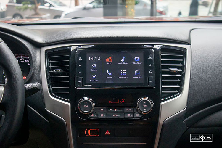 Vô-lăng xe bọc da 4 chấu tích hợp nhiều phím bấm chức năng không thay đổi so với trước và đồng hồ Analog kết hợp màn hình LCD phía ở trung tâm hiển thị đa thông tin.