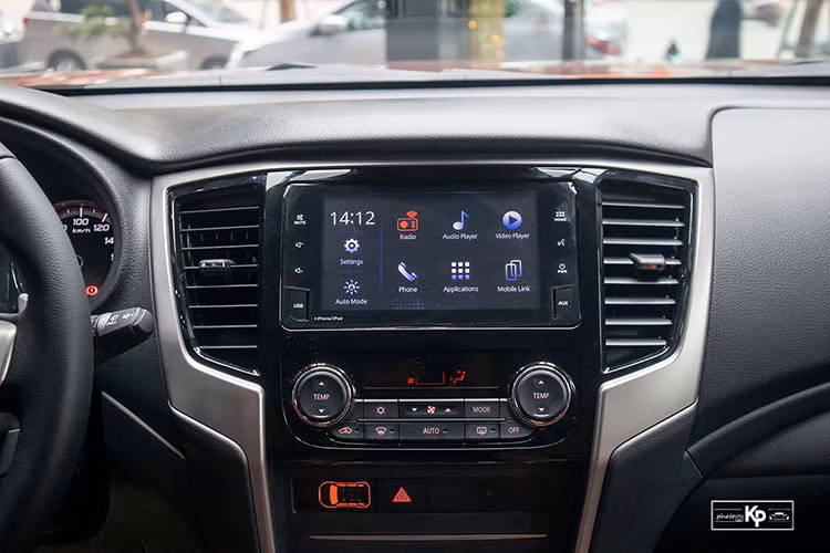 Vô-lăng xe bọc da 4 chấu tích hợp nhiều phím bấm chức năng không thay đổi so với trước và đồng hồ Analog kết hợp màn hình LCD phía ở trung tâm hiển thị đa thông tin.