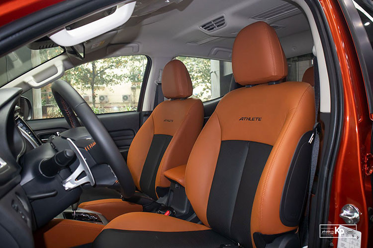 Ghế ngồi trên Mitsubishi Triton Athlete là tông màu Cam/Đen, dòng chữ "Athlete" ở lưng ghế nhằm phân biệt với những phiên bản thường. Hàng ghế sau thiết kế J-line, có độ ngả 25 độ, khoảng để chân 1.745 mm, rộng nhất phân khúc xe bán tải. 