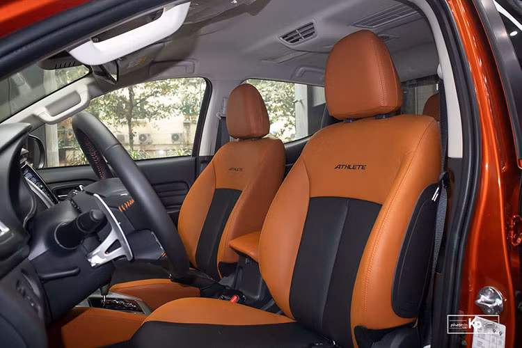 Ghế ngồi trên Mitsubishi Triton Athlete là tông màu Cam/Đen, dòng chữ "Athlete" ở lưng ghế nhằm phân biệt với những phiên bản thường. Hàng ghế sau thiết kế J-line, có độ ngả 25 độ, khoảng để chân 1.745 mm, rộng nhất phân khúc xe bán tải. 