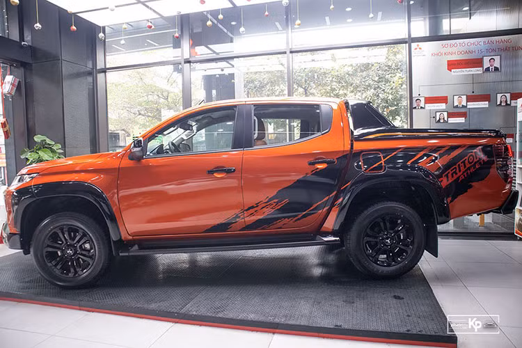 Mẫu xe bán tải Mitsubishi Triton Athlete 2022 hiện nay đã cập bến đại lý với phiên bản cao cấp, cùng với đó người dùng còn có 2 phiên bản tùy chọn. Ở ngoại thất, xe sở hữu thay đổi lớn nhất ở ngoại hình khi xe được bổ sung bộ bodykit, đây có thể coi là phiên bản độ chính hãng của chiếc bán tải đến từ Nhật Bản.