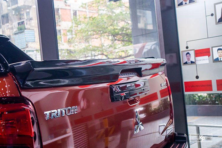 Phần thân nổi bật nhất trên mẫu xe mới Mitsubishi Triton Athlete chính là bộ tem xe dành cho phần ngoại thất mang đến sự cá tính. Vòm bánh xe, bộ mâm 18 inch, gương chiếu hậu và tay nắm cửa của Mitsubishi Triton Athlete đều được sơn đen tạo ra sự đồng nhất.