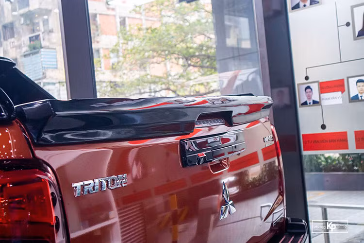 Phần thân nổi bật nhất trên mẫu xe mới Mitsubishi Triton Athlete chính là bộ tem xe dành cho phần ngoại thất mang đến sự cá tính. Vòm bánh xe, bộ mâm 18 inch, gương chiếu hậu và tay nắm cửa của Mitsubishi Triton Athlete đều được sơn đen tạo ra sự đồng nhất.