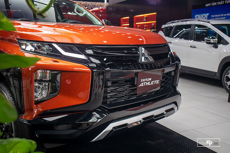 Trái với bản Mitsubishi Triton Athlete 2021 sử dụng lưới tản nhiệt crom, bản mới là lưới tản nhiệt sơn đen bóng, ốp cản trước thể thao gia tăng sự hầm hố cho chiếc xe. Hệ thống đèn chiếu sáng của Mitsubishi Triton Athlete 2022 không thay đổi vẫn là bóng LED Projector kết hợp với dải LED định vị ban ngày.