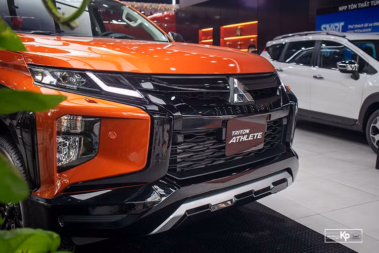 Trái với bản Mitsubishi Triton Athlete 2021 sử dụng lưới tản nhiệt crom, bản mới là lưới tản nhiệt sơn đen bóng, ốp cản trước thể thao gia tăng sự hầm hố cho chiếc xe. Hệ thống đèn chiếu sáng của Mitsubishi Triton Athlete 2022 không thay đổi vẫn là bóng LED Projector kết hợp với dải LED định vị ban ngày.