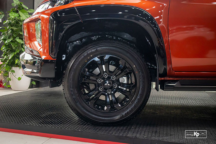 Trong khi đó, đuôi xe có nắp thùng sơn đen điểm xuyết với chi tiết màu cam nổi bật, cánh lướt gió và tay nắm cửa thùng xe cũng được phủ màu sơn đen tạo ra sự khác biệt của bản Mitsubishi Triton Athlete mới.