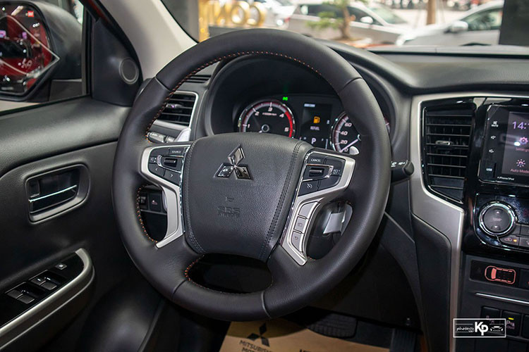 Theo đó, mẫu bán tải này sử dụng màn hình thông tin giải trí trung tâm có kích thước 6,75 inch có khả năng kết nối điện thoại qua Android Auto/Apple CarPlay. Xe sử dụng điều hòa tự động 2 vùng độc lập với cửa gió điều hòa sau đặt ở trần xe.