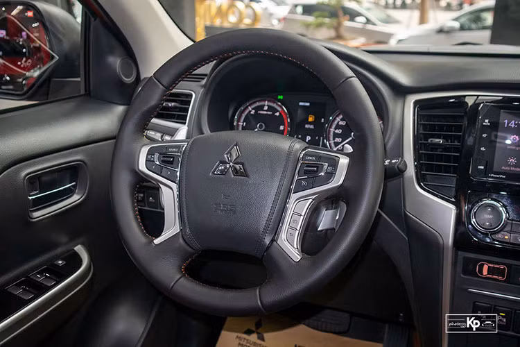 Theo đó, mẫu bán tải này sử dụng màn hình thông tin giải trí trung tâm có kích thước 6,75 inch có khả năng kết nối điện thoại qua Android Auto/Apple CarPlay. Xe sử dụng điều hòa tự động 2 vùng độc lập với cửa gió điều hòa sau đặt ở trần xe.