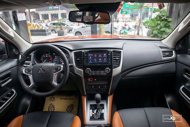 Tông màu chủ đạo ở khoang lái Mitsubishi Triton Athlete chính là Đen/Cam. Mẫu xe này có thêm những đường chỉ may màu cam ở cần số và ốp cửa, vô-lăng tạo sự tương phản. Thiết kế tổng thể của khoang nội thất trên Triton Athlete vẫn được giữ nguyên như bản cũ.