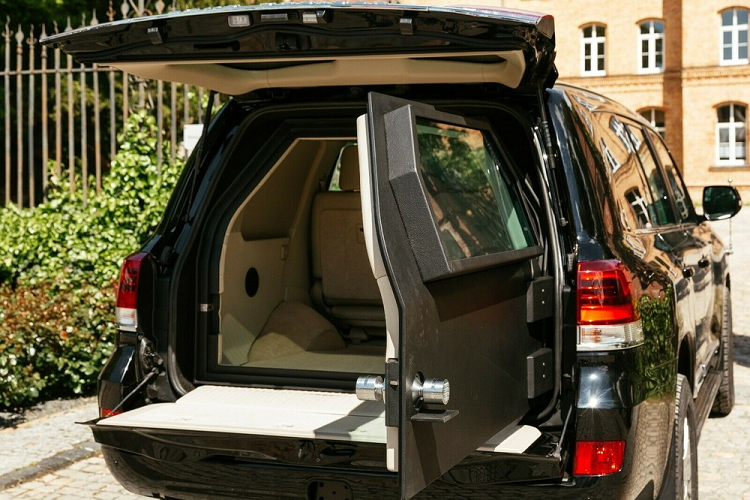 Nằm bên dưới nắp ca-pô của chiếc Toyota Land Cruiser là khối động cơ xăng V8, dung tích 5.7L nguyên bản, sản sinh công suất tối đa 362 mã lực và mô-men xoắn cực đại 530 Nm. Vì nặng nên chiếc xe bọc thép này chỉ có thể tăng tốc từ 0-100 km/h trong thời gian 12 giây trước khi đạt vận tốc tối đa 140 km/h.