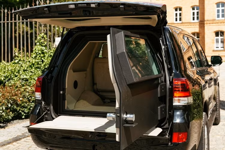 Nằm bên dưới nắp ca-pô của chiếc Toyota Land Cruiser là khối động cơ xăng V8, dung tích 5.7L nguyên bản, sản sinh công suất tối đa 362 mã lực và mô-men xoắn cực đại 530 Nm. Vì nặng nên chiếc xe bọc thép này chỉ có thể tăng tốc từ 0-100 km/h trong thời gian 12 giây trước khi đạt vận tốc tối đa 140 km/h.