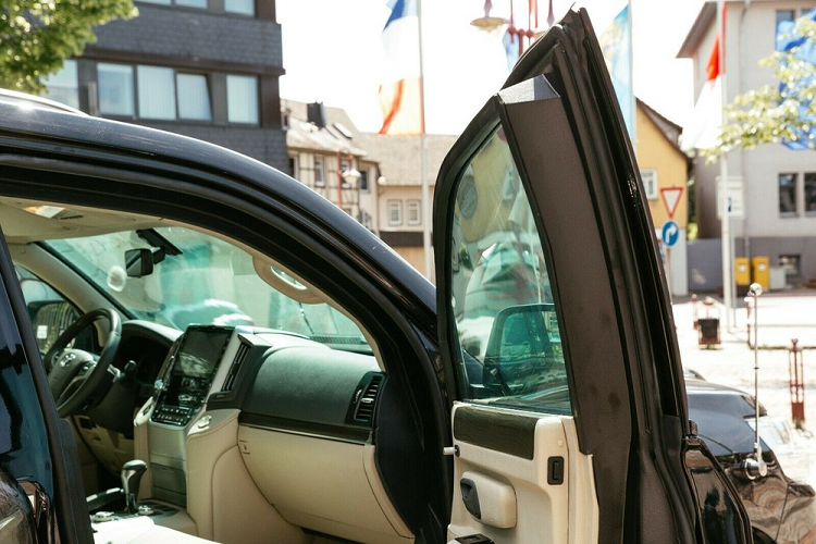 Vì lớp bọc thép bổ sung nên chiếc Toyota Land Cruiser này nặng hơn nhiều so với xe nguyên bản. Theo đó, xe sở hữu trọng lượng lên đến 4.830 kg, tương đương một chiếc xe bán tải hạng nặng Ford F-650. Như vậy so với Toyota Land Cruiser nguyên bản, chiếc xe bọc thép này nặng hơn gấp đôi.