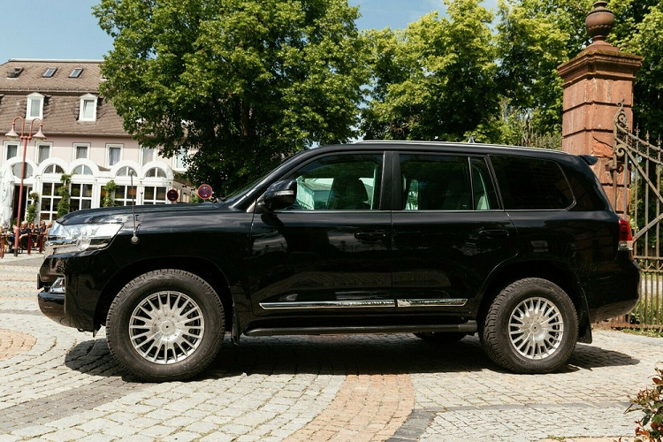 Xe bọc thép chống đạn là lựa chọn của không ít yếu nhân hoặc giới nhà giàu muốn bảo vệ an toàn cho bản thân. Thông thường, những mẫu xe bọc thép chống đạn thường được phát triển dựa trên các dòng ô tô hạng sang như BMW, Mercedes-Benz hay Range Rover. Tuy nhiên, với những người thích an toàn mà lại không nổi bật trên đường phố, chiếc Toyota Land Cruiser bọc thép chống đạn dưới đây chính là lựa chọn phù hợp.