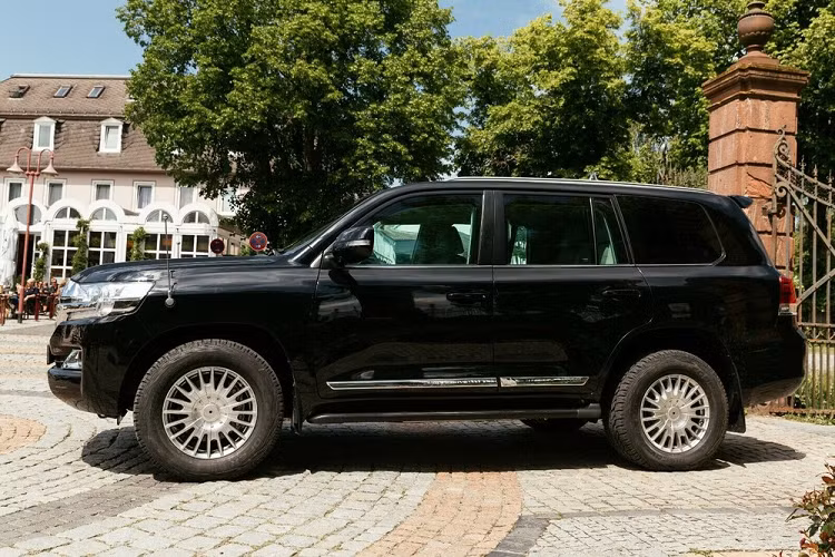 Xe bọc thép chống đạn là lựa chọn của không ít yếu nhân hoặc giới nhà giàu muốn bảo vệ an toàn cho bản thân. Thông thường, những mẫu xe bọc thép chống đạn thường được phát triển dựa trên các dòng ô tô hạng sang như BMW, Mercedes-Benz hay Range Rover. Tuy nhiên, với những người thích an toàn mà lại không nổi bật trên đường phố, chiếc Toyota Land Cruiser bọc thép chống đạn dưới đây chính là lựa chọn phù hợp.