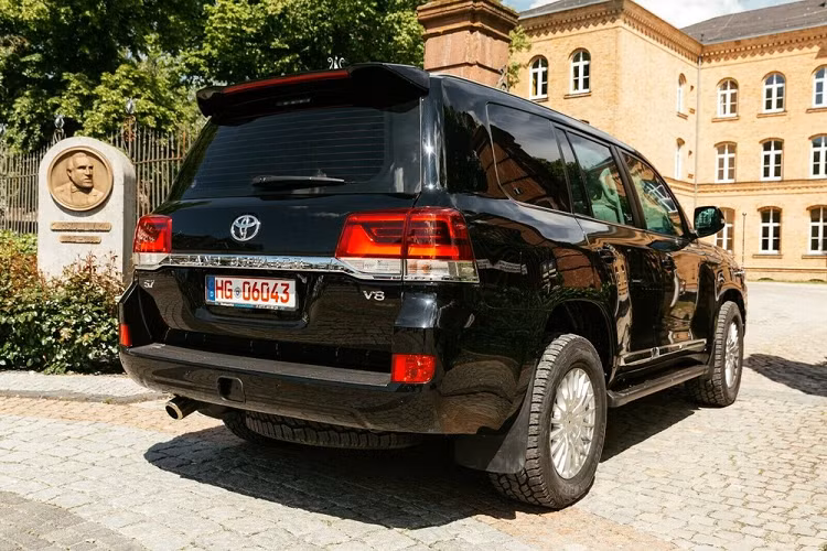 Không chỉ chậm, chiếc Toyota Land Cruiser bọc thép chống đạn còn "uống xăng như nước lã". Khi bật điều hòa hết công suất, xe sẽ tiêu thụ lượng xăng trung bình lên đến 30-34 lít/100 km.