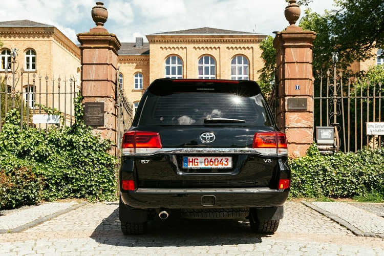 Tất nhiên, giá xe Toyota Land Cruiser bọc thép chống đạn của công ty Aurum Security này không rẻ chút nào. Tại thị trường Đức, xe có giá lên đến 232.050 Euro (khoảng 6,4 tỷ đồng). Thế nhưng, nếu so với những mẫu SUV hạng sang bọc thép khác, Toyota Land Cruiser vẫn còn rẻ hơn nhiều. Hiện hãng Toyota đang phát triển thế hệ mới của dòng SUV cỡ lớn Land Cruiser với tên mã J300. Theo tin đồn, Toyota Land Cruiser 2021 sẽ chính thức ra mắt thị trường toàn cầu vào tháng 3 này.