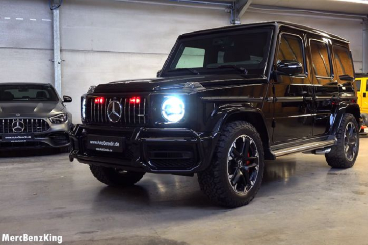 Tất cả kính trên Mercedes-AMG G63 hàng khủng này đều được gia cố bằng kính chống đạn dày và có độ riêng tư. Vì có thêm phần kính chống đạn nên các cửa sổ của Mercedes-AMG G63 phải chấp nhận việc đóng/mở chậm hơn bình thường một chút.