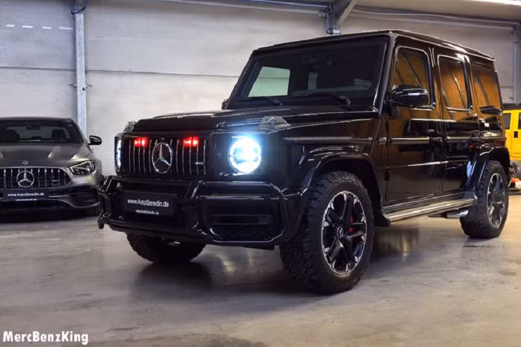 Tất cả kính trên Mercedes-AMG G63 hàng khủng này đều được gia cố bằng kính chống đạn dày và có độ riêng tư. Vì có thêm phần kính chống đạn nên các cửa sổ của Mercedes-AMG G63 phải chấp nhận việc đóng/mở chậm hơn bình thường một chút.