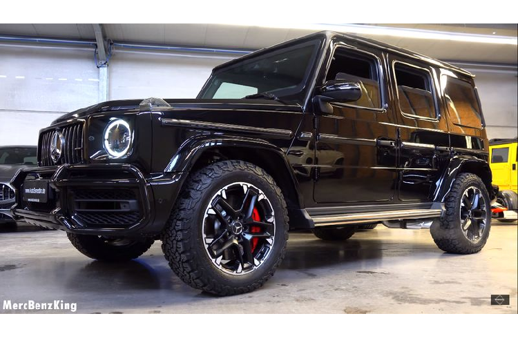 Xe còn được lắp thêm bộ đèn và còi chuyên dụng để phát tín hiệu ưu tiên trên đường khi cần thiết. Sau tất cả, G63 đã nặng tới 4.330 kg, tăng 1.733 kg so với nguyên bản, vì vậy, chiếc SUV chậm hơn và không thể có khả năng hiệu suất, lái xe như một chiếc G63 bình thường.