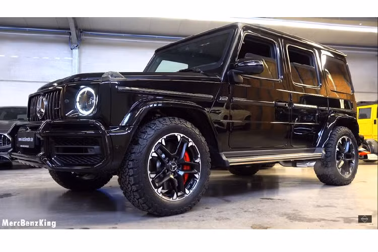 Xe còn được lắp thêm bộ đèn và còi chuyên dụng để phát tín hiệu ưu tiên trên đường khi cần thiết. Sau tất cả, G63 đã nặng tới 4.330 kg, tăng 1.733 kg so với nguyên bản, vì vậy, chiếc SUV chậm hơn và không thể có khả năng hiệu suất, lái xe như một chiếc G63 bình thường.