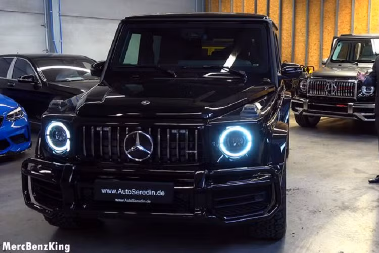 Bên cạnh đó, mâm xe và lốp xe Mercedes-AMG G63 độ Armored Guard được chế tạo đặc biệt với khả năng chịu được những cú va chạm trực tiếp và hỗ trợ tài xế thoát ra ngoài an toàn.
